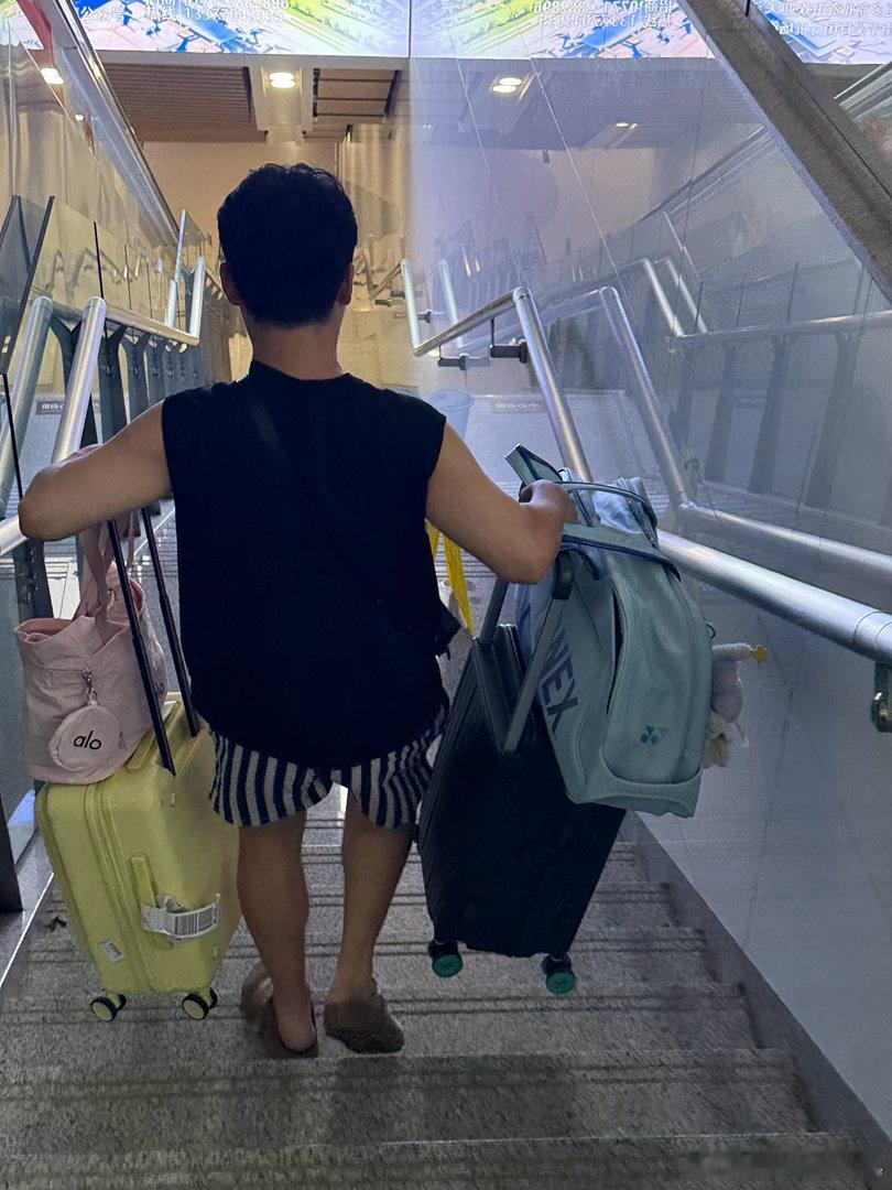 去南宁和焦哥一起去参加了闪闪的升学宴 走的那天身体不舒服 一直吐 在机场都要过安检了 焦哥看到我很不舒服就立刻打电话给阿姨 阿姨和焦哥让我休息一天再走 在我坚持要走的时候 焦哥二话不说根本不听 订票 把行李拿回来 拉着我就回了柳州 他在的时候我总是什么都不用做 只需要看着他去解决问题 这也让 ​