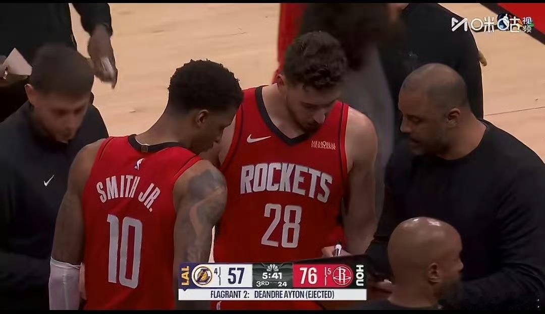 艾顿一肘驱逐出场，火箭将帅却集体喊冤：裁判戏太多了吧？  NBA季后赛...