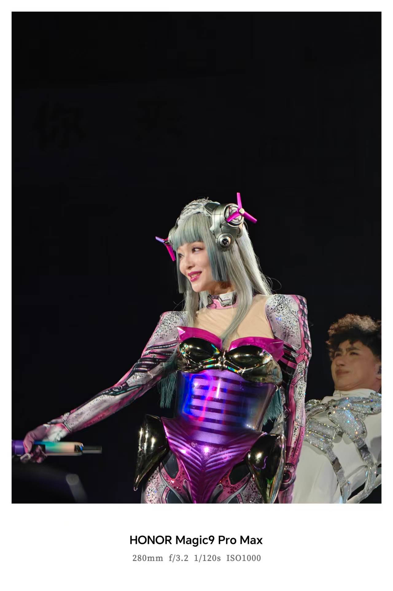 #荣耀Magic9记录张韶涵的绝美造型# 舞台上的惊艳画面总是一闪而过，张韶涵镇江站玩家巡演每套妆造都暗藏巧思，跟着歌曲切换风格，在变幻灯光下尽显美感。阿莱双2亿影像系统从容应对复杂舞台光线，稳稳抓住扬起裙摆与亮片折射光泽，搭配增距镜，捕捉妆面上不易察觉的精致设计，现场抓拍每一帧，都是可以 ​