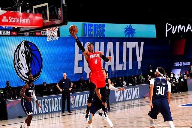 他们俩甚至都不需要什么战术手势，一个眼神就够了。    前NBA球员平...