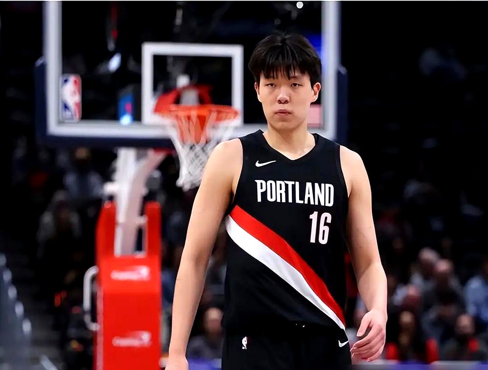 季后赛登场不到3分钟，这就是杨瀚森的NBA初体验。    开拓者打马刺...