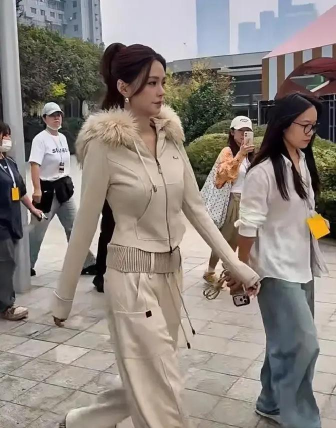 结婚后天天被盯着肚子看女明星不少，沈梦辰这次算是一拳打在催生大军的软肋上，直接让人闭了嘴。
线下做活动被人随手拍了几张无修抓拍，身高一米七一，体重刚过九十斤，腰身薄得像张纸片。更夸张的是体脂只有18%，手臂和大腿隐隐约约全是紧致的肌肉线条。
很多三十出头的女艺人一办完婚礼，只要稍微穿件宽松外套，