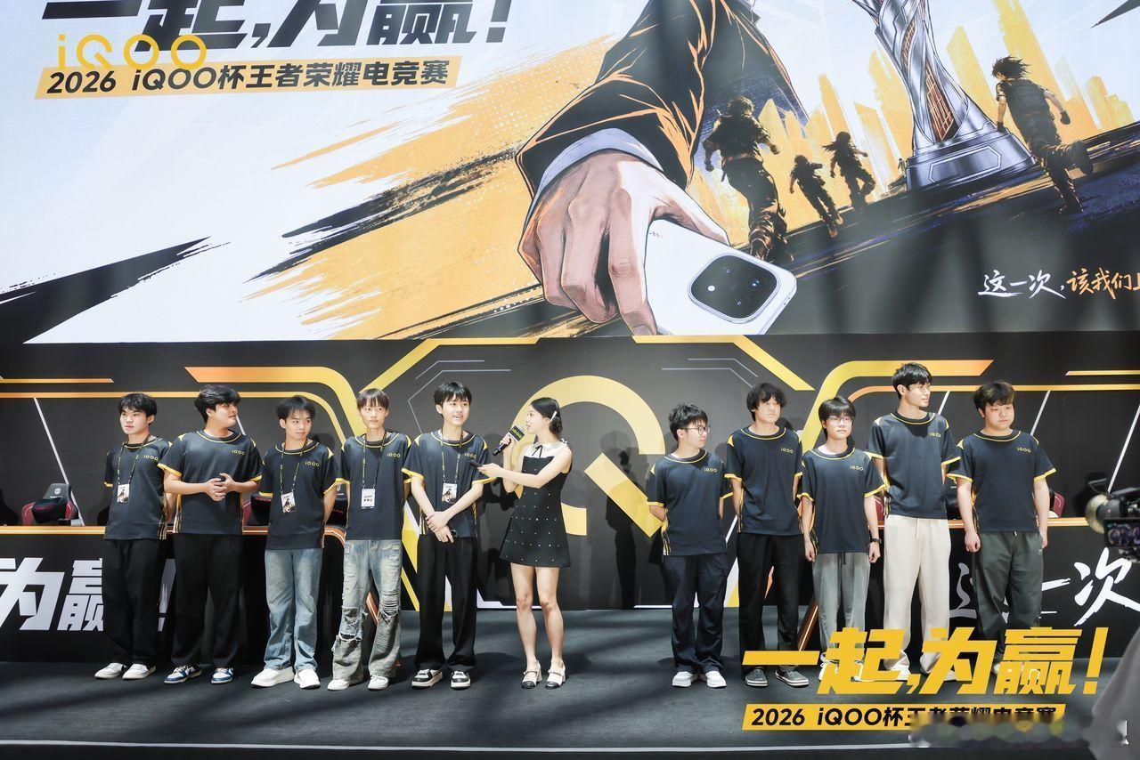 #iqoo[超话]# 2026#iQOO杯#大区赛，来了。

没人天生会赢，
但五个人的不服气，凑在一起就是底气。

有人向东，有人往西，
路不同，想赢的心一样烫。

去碰硬茬，去翻绝境，
去死守水晶，去举杯狂喜。

场子多大，不由别人定；
热爱多烫，只有自己能灭。

📍8.23 南京金陵天地｜南大区赛
📍8.30 哈 ​