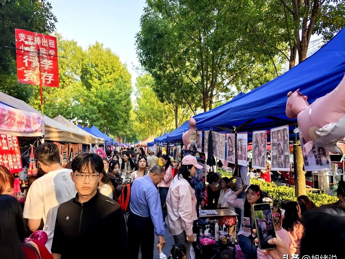 去西安奥体看汪苏泷，结果被入口处几十家连轴转的化妆摊位震住了。

放眼望去全是18岁左右的小姑娘。排队化妆只是起步，周边摊、拍摄辅助、餐饮一条街直接把场外填满。粉丝背着“痛包”，住着“痛房”，组织紧密程度超乎想象。你得明白，现在这些明星（不少还是韩国练习生出身）随便一句话的影响力，早就盖过了传统媒体