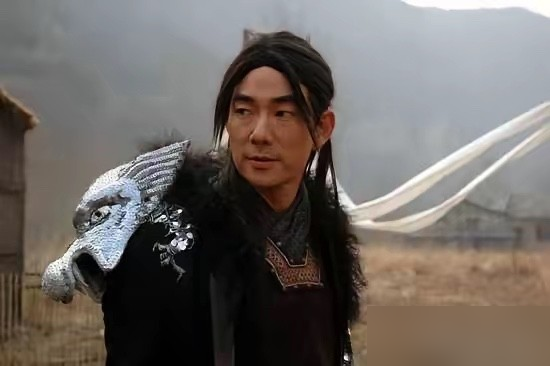 任贤齐版杨过被金庸骂得最狠，结果台视收视率直接干到第一。
98年拍神雕，原定黄磊演杨过，人辞演了。台视转头找了刚唱火《心太软》的任贤齐。观众全懵了，这哥们儿哪像杨过？小龙女更绝，吴倩莲一身黑衣服，金庸看完直摇头，说改得离谱，脱离原著。
但怪就怪在，越骂越有人看。剧情魔改、造型翻车、演技挨批，偏偏