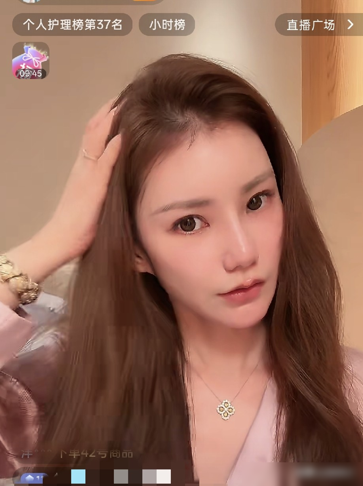 孕八个月挺着大肚子直播，一口气干掉六个粽子，单场干出两百万销售额。
马筱梅昨天在直播里说了大实话，生完孩子体力和精力断崖式下跌，现在带货全凭硬撑。可你看看她孕晚期的数据，酸辣粉单场破百万，合体直播冲到平台粮油榜，粽子预售直接埋头吃六个。
按平台抽成算，挺着肚子那一场，她个人落袋三十万。
很多人