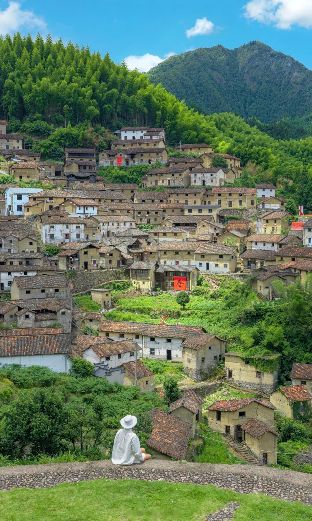 夏天的城市犹如一口沸腾的锅，所以，我想逃离城市，去山里待几天…✅延...