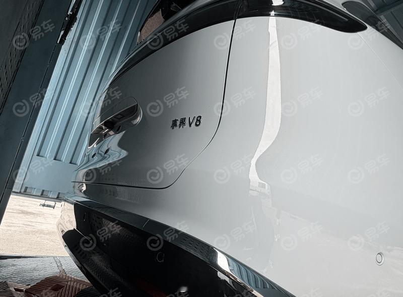 #新车速递# 【#2026成都车展# 探馆：享界V8抢先看】在2026成都车展开幕前的探馆中，易车编辑拍摄到了一组享界V8实车图。新车为享界品牌首款MPV，整体造型继续沿用了家族式设计。
新车将提供纯电及增程两种动力供消费者选择。其中，增程版车型将提供1.5T增程器，功率118千瓦。纯电版车型推出单电机和双 ​