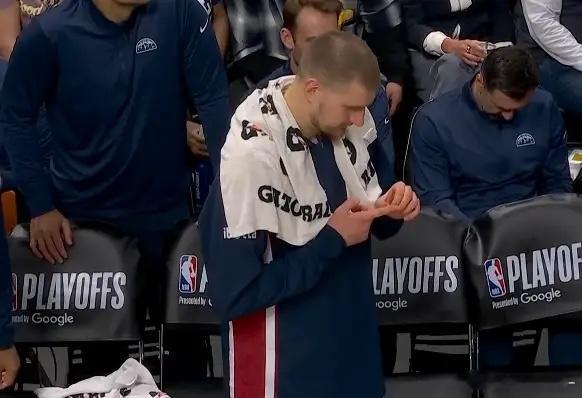 NBA季后赛，掘金离开明尼苏达回到丹佛，主场迎战森林狼。掘金跟火箭队一...