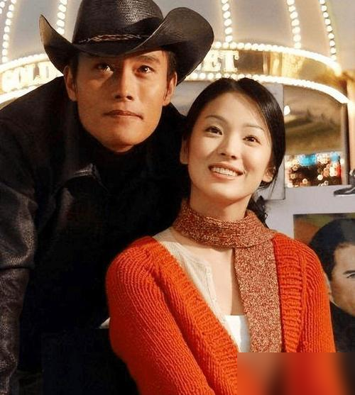 宋慧乔这辈子第一个公开认爱的男人，不是宋仲基，是李秉宪。2003年拍《洛城生死恋》，戏里爱得死去活来，戏外直接假戏真做。李秉宪当年多猛啊，公开喊话她是我生命里最后一个女人，戒指送了，婚也提了。结果呢？一年不到，2004年6月宣布分手，连个像样的理由都没给。后来还传过19+的离谱谣言，闹得满城风雨。再
