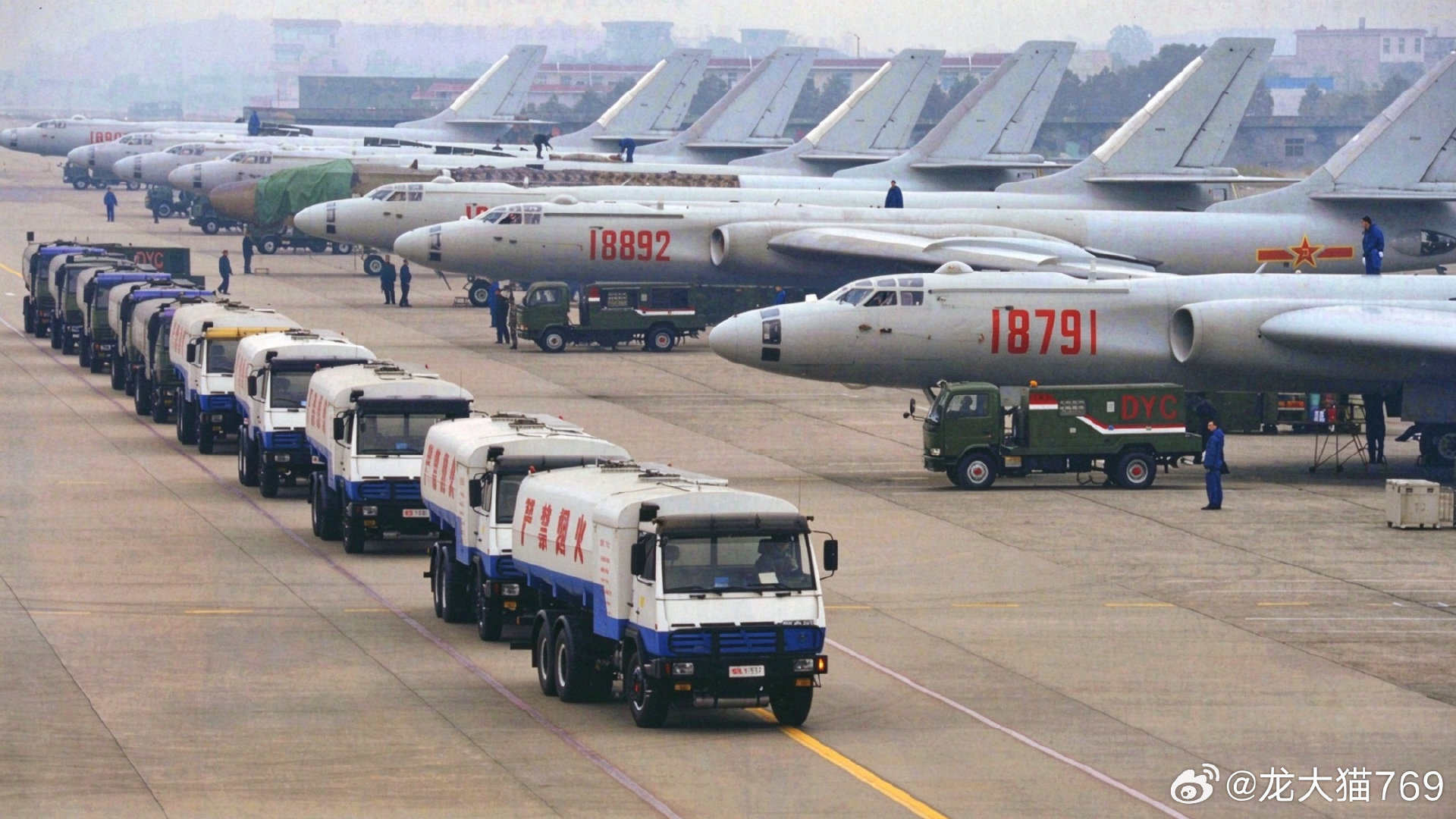 中国空军第一种量产空中加油机，轰油-6，该机完全放弃了轰炸能力，取消了弹仓，全部改为携带燃油，不过该机终究还是太小，只能支持歼-8C或歼-10这类轻型战斗机作战，支持歼-16、歼-20这类飞机就显得力不从心#中国空军# ​