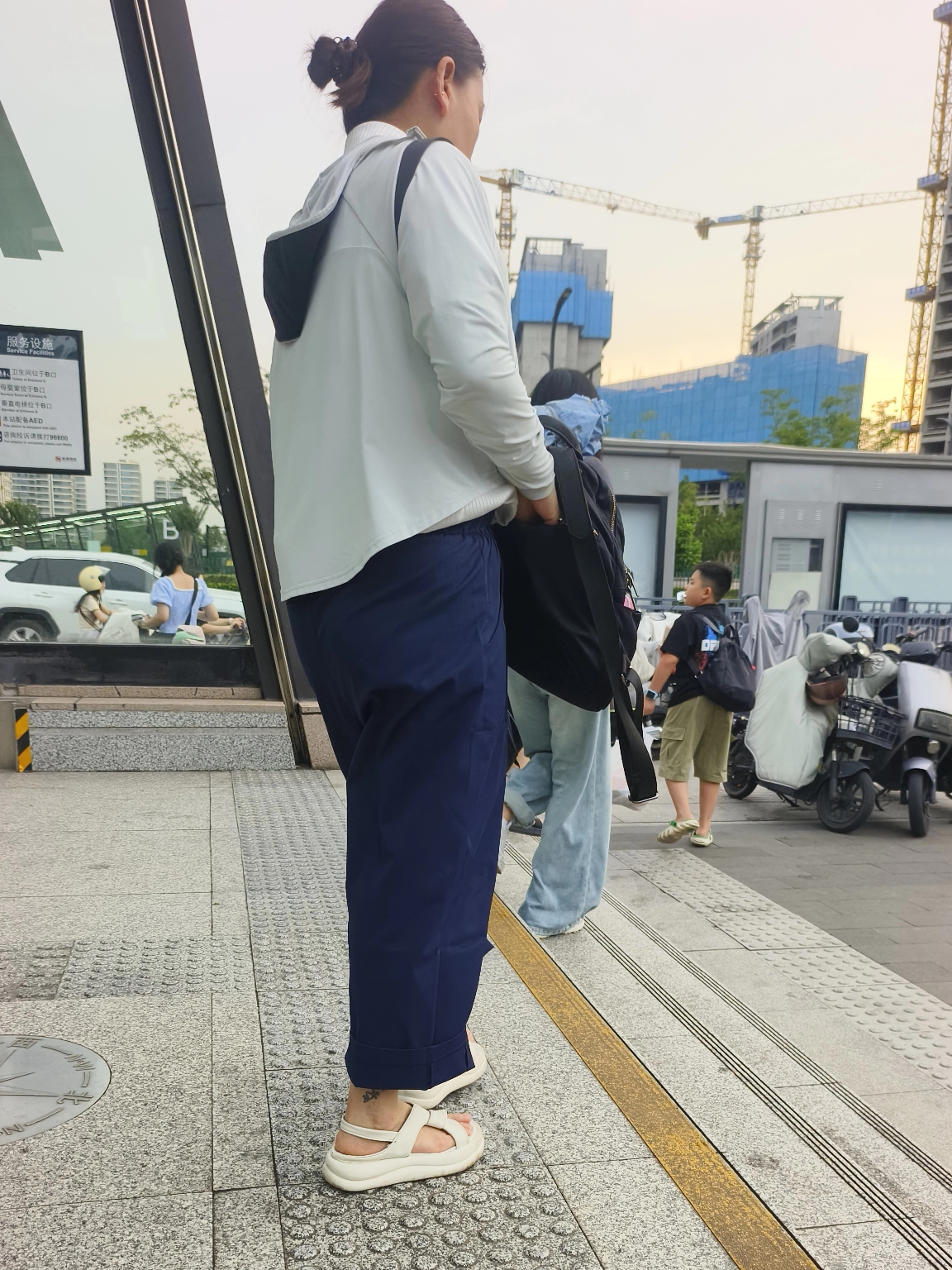 小姐姐有纹身？ 小伙没有事情做， 到处溜达随手一拍！ 记录美好生活的一刻！