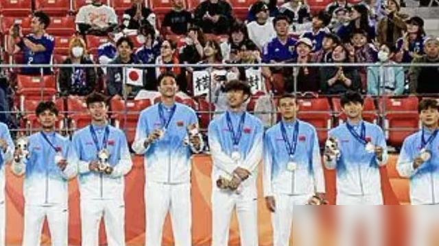 王钰栋领奖那张合照，一堆人盯着他身高看，说怎么瞅着比队友矮半头。公开数据1米83，跟旁边人没差几厘米。视觉差全在站位、鞋底和站姿上，前脚一踮、肩膀一塌，镜头里立马缩水。
真没必要拿这个说事。踢球的，身高是个变量，不是命门。他亚运淘汰赛连场破门，半决赛打韩国单刀，铜牌战半场奔袭世界波，靠的是启动和脚