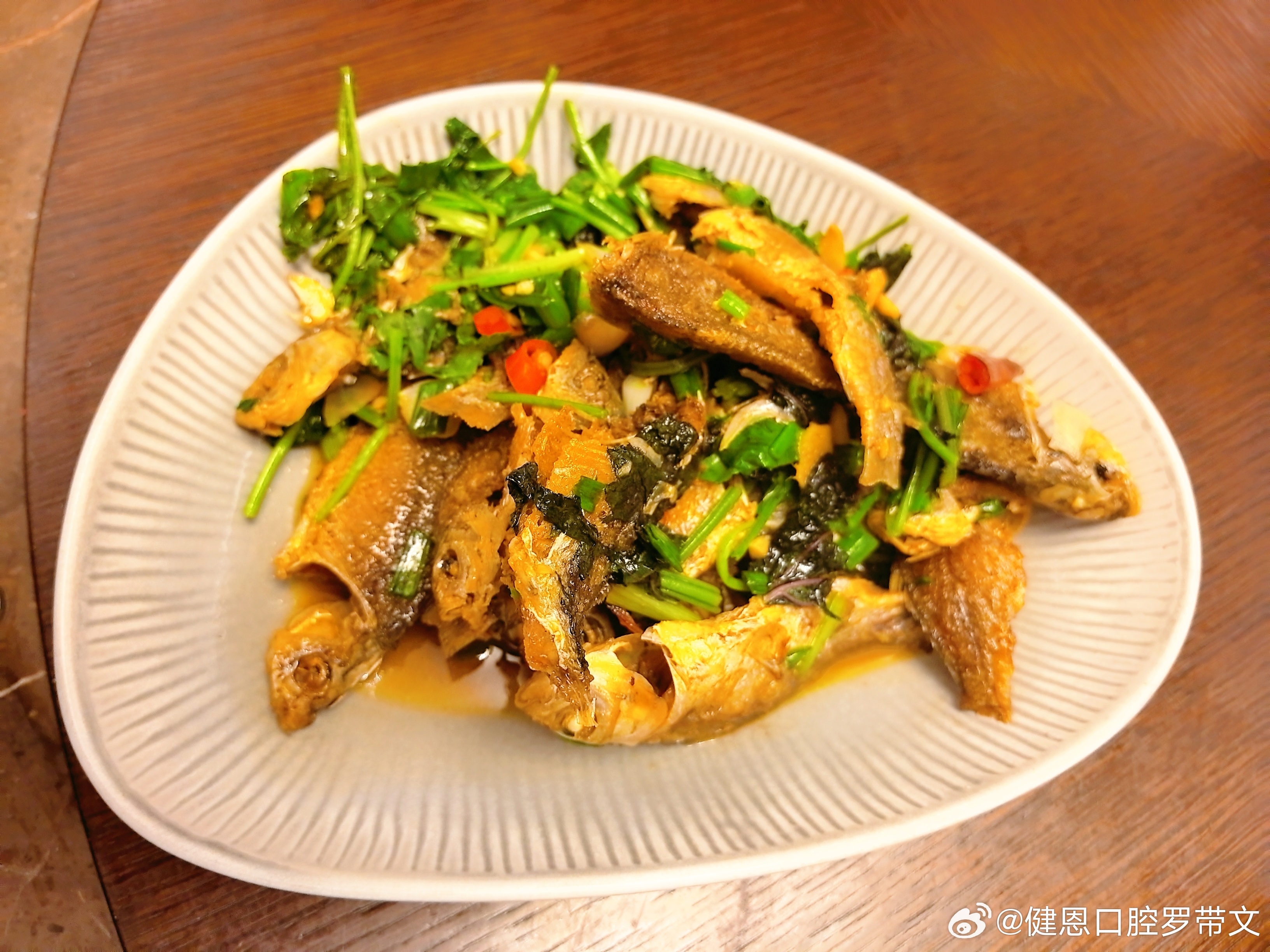 #女子超市买海鱼炖熟后发现鱼钩#说明她没有认真清洗海鱼，做事马虎。[哈哈]海钓的鱼，有可能会有滞留鱼沟，清洗的时候，要掰开鱼嘴检查一下。我上次在网上买的鱼，包装盒上有温馨提示，“注意鱼钩”。 
今晚的晚餐是🐷队友出品，小鱼仔是他大哥暑假放假钓的，一放假就去钓鱼，他本来喜欢打牌，但作为 ​