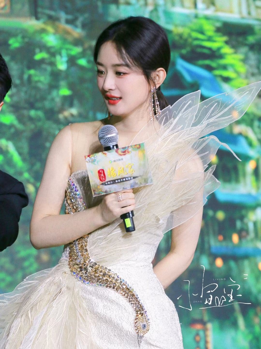 #赵丽颖[超话]##赵丽颖沈璃# zly #赵丽颖李红樱# 

 肚子好饿，我只能握住拳头，打向自己的肚子，帮自己出口饿气

 ​