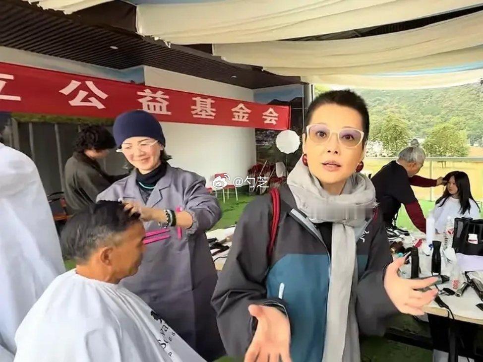 54岁袁立陕西摆席宴请500农民工，无儿无女还瘦成皮包骨太惨了[允悲] ​