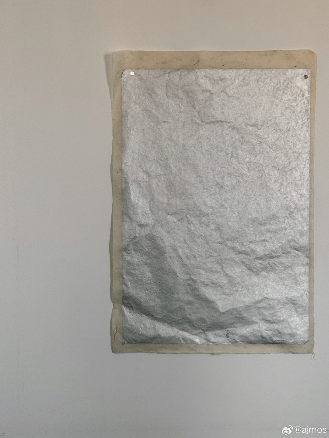 我可能真的颜色过敏
纵使再喜欢“叙利亚风”客厅这个墙补光源前还是吓到我了 破得好看好难 ​