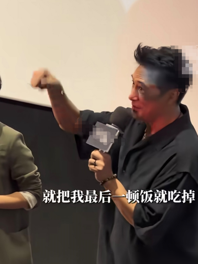 吴镇宇说吃一粒花生米重1公斤？
他这自律完全不是极端节食那套，日落前吃完最后一餐，几个月才允许自己唱歌后吃点夜宵。
再看其他港星：郭富城卡死63公斤，超了就加练；刘德华30年不喝冰水，7点后禁食；刘嘉玲20年不吃晚餐。全是靠日常小习惯维持，不是突击苦熬。
原来高级自律不是逼死自己，是找自己能长