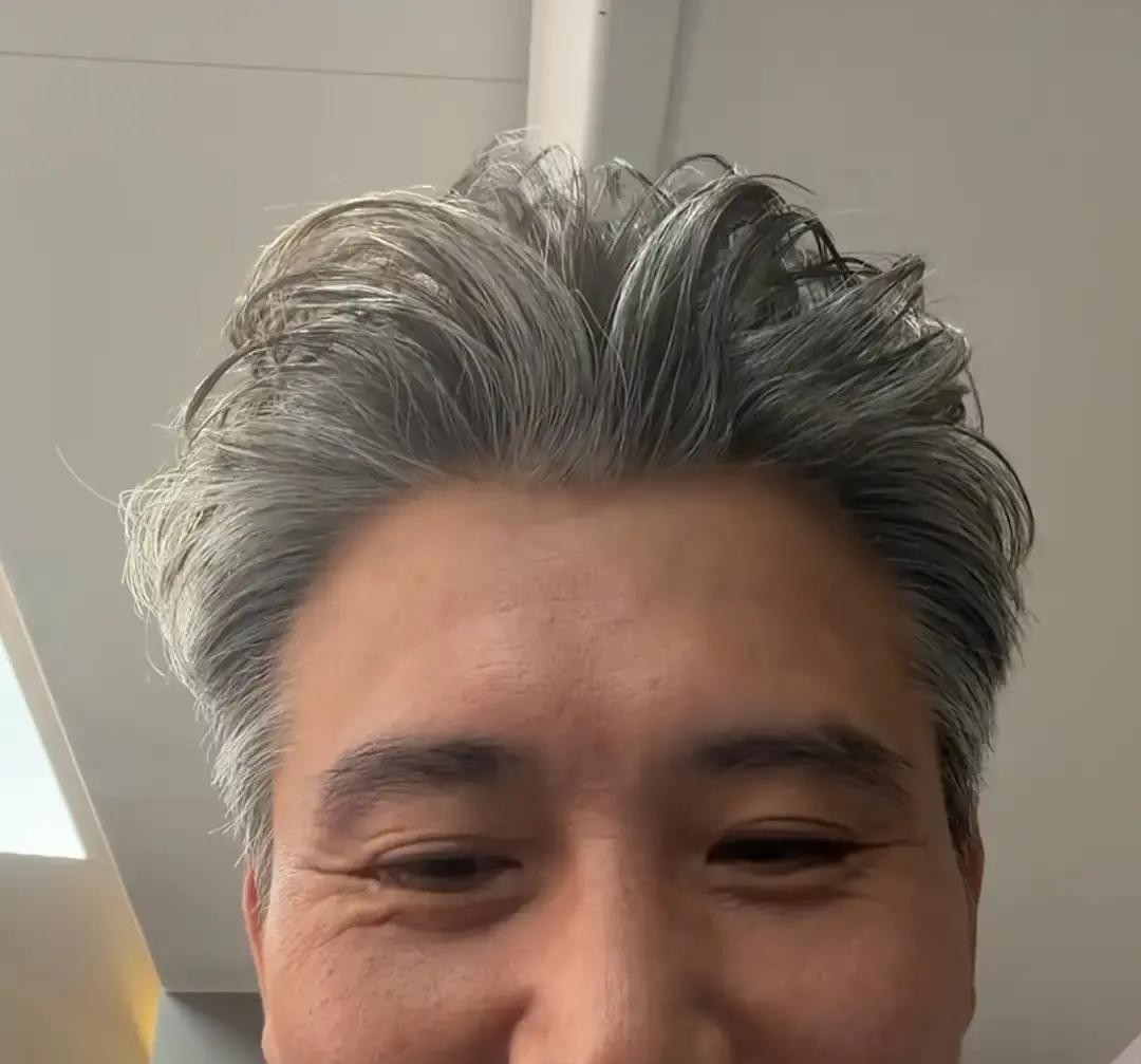 看李乃文现在三天两头上综艺，很多人觉得奇怪，这么个实力派演员，是不是也缺钱了

其实压根不是，说白了，就是他自己玩嗨了，下不来了

这事儿还得从陈赫说起

早些年，各种综艺节目没少找他，李乃文都给拒了，觉得自己不是那块料，放不开

结果有一次陈赫私下里叫他，去《五哈》当一回飞行嘉宾，想着就是帮朋友个