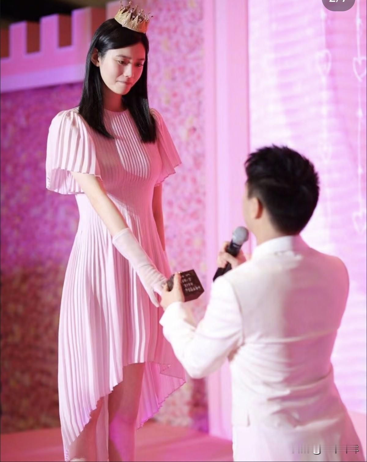 何猷君和奚梦瑶结婚7年，大儿子都已经6岁，为何到现在才举办婚礼和答谢宴？这并不是奚梦瑶不被婆家认可，也不是何猷君舍不得花钱给奚梦瑶这份体面。这事儿还要从2020年说起，何猷君和奚梦瑶是在2019年7月4日，在上海登记领的证。网友们都还记得，当年何猷君那个粉色马里奥主题的求婚也非常轰动！

当年网传何