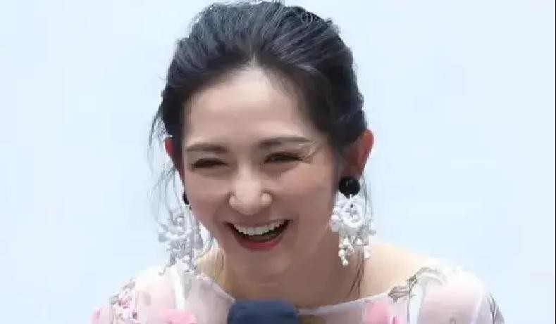谢娜借了包文婧15万，转手还了3万，被全网骂了4年“吃相难看”，直到2023年她才在节目里说出真相。

当年消息一爆出来，所有人都在算这笔账。15万借出去，回来3万，这不是把朋友当傻子吗。谢娜那些年本来就因为“抠门”被骂，这下直接坐实了。网友说她拿包文婧当提款机，只进不出。

节目组把剪辑放出来，包