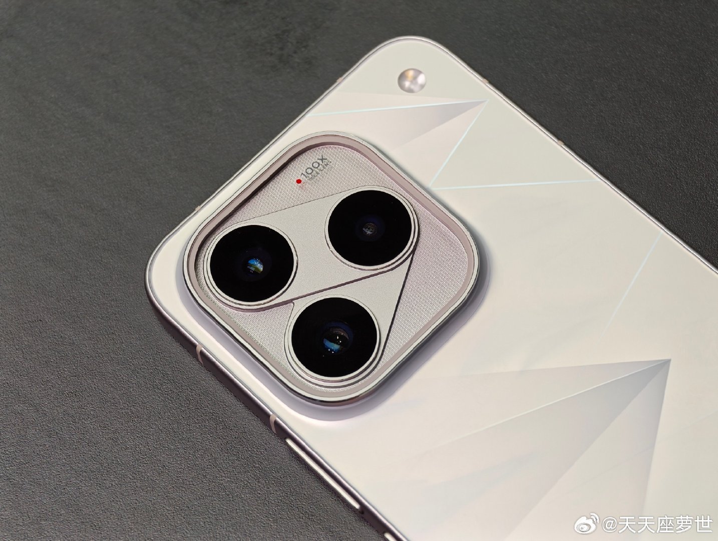 体验区的iQOO 16和iQOO Pad Ultra实拍，Pad的排列和超级像素完全一样 ​