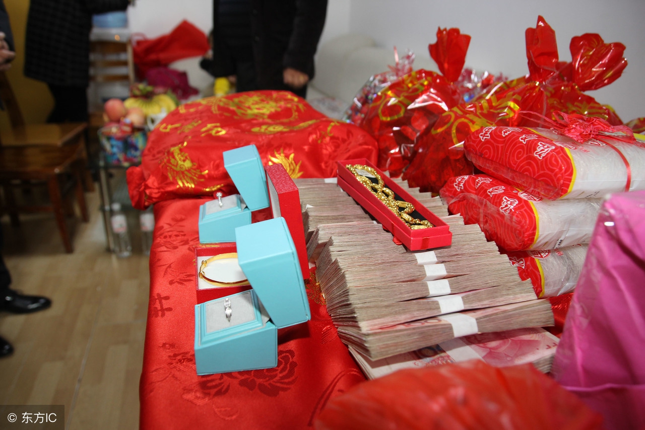 广西，一对情侣风风光光办了婚礼，男方前前后后给了近45万彩礼。可两人没去领证，直