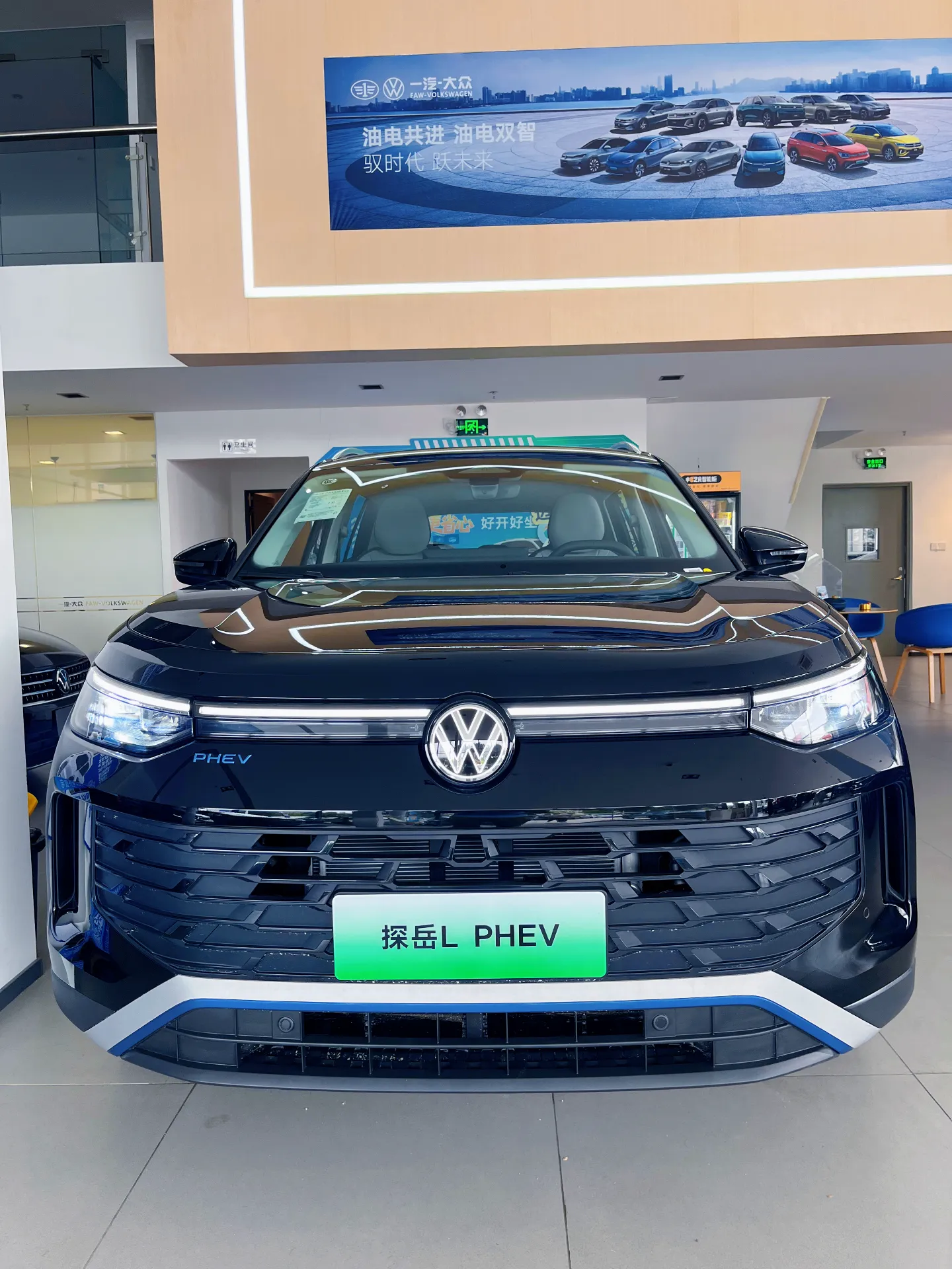 一汽-大众探岳L PHEV，以黄金超混技术引领出行新风尚。搭载黄金2.0超混动力，配合1.5TEA211EVOII混动专用发动机，能效与动力双提升，综合续航超1400km，全场景出行无忧。黄金驾控，4种模式无感切换，新德系平顺体验，让驾驶更加从容