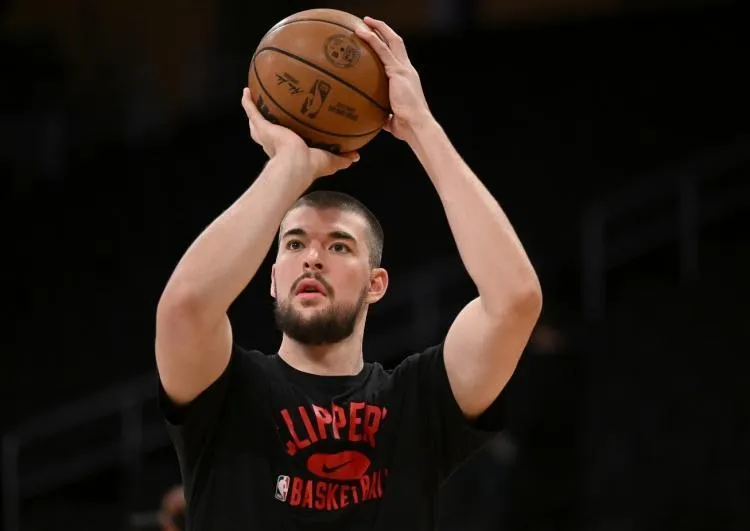 祖巴茨现身快船主场  全场起立鼓掌这一幕，让人不禁思考：在NBA这片商...