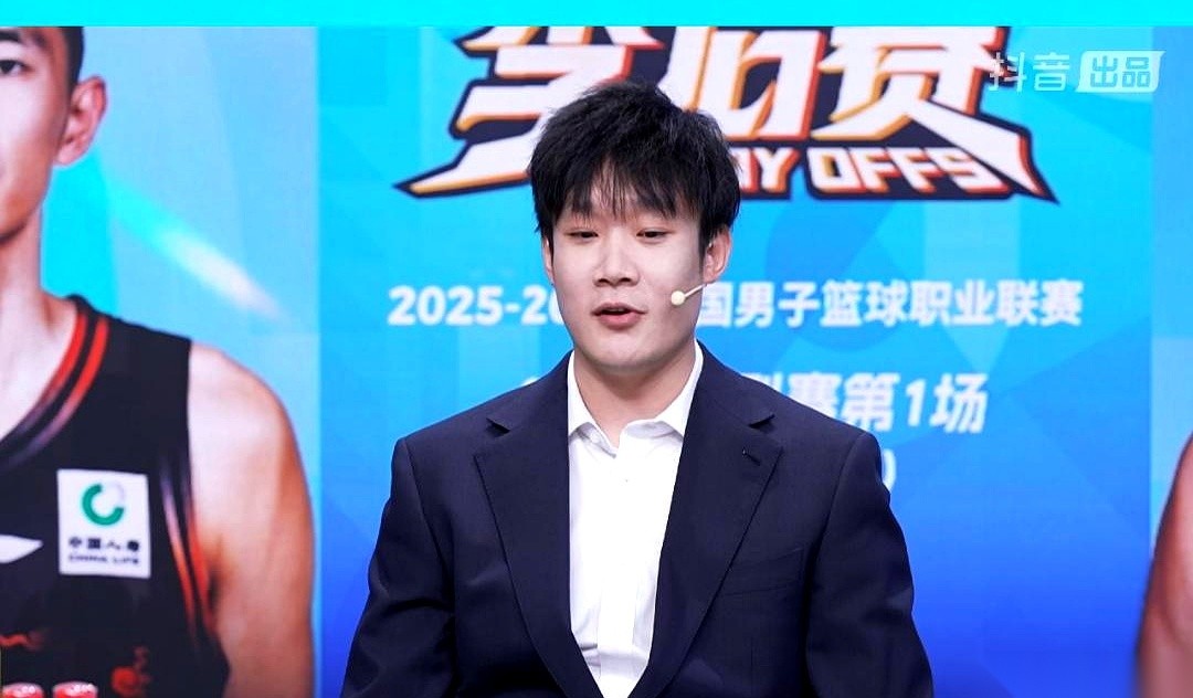 “不遗憾，他有点傻！”郭艾伦对着直播镜头，一脸轻松地把话甩了出去。 旁...