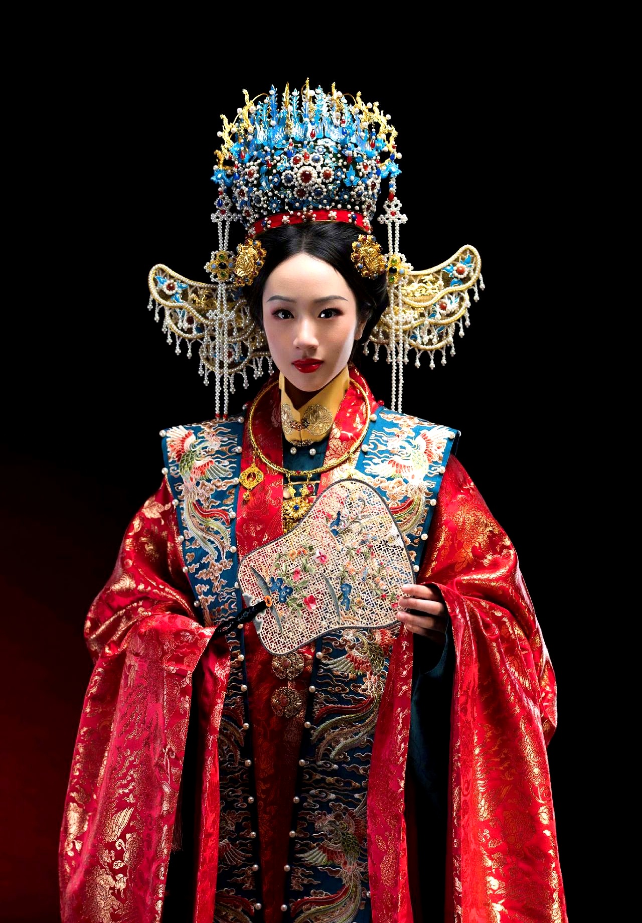 吴尊直接晒出15岁女儿NeiNei穿中式婚服的照片，公开喊话未来女婿：我不担心女儿，要担心的是你
 

这老父亲的底气全写在明面上。照片里的姑娘一身大红喜服，转头换上铠甲又成了英姿飒爽的女将军，能文能武，看着就不是好惹的性子
 

普通人家养闺女，做父母的整天提心吊胆，最怕孩子将来在婆家受气委屈。吴