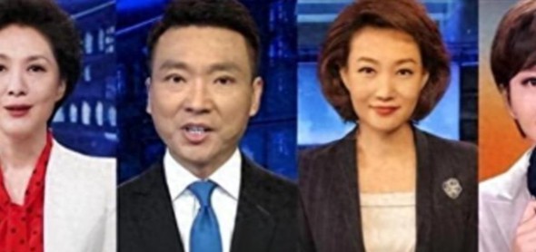 康辉好些天没坐《新闻联播》主播台。当时有媒体标题写“再见了康辉，再见了李梓萌，再见了朱迅”（来源：网易2026年10月7日）。可他在2017年6月就是央视新闻播音部主任。
这个职务管什么？审所有主播的稿子，给新人培训，把控全台新闻的播出标准。观众盯着出镜露脸，他盯着稿子、排班、带人。不出镜不等于没活
