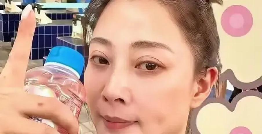 殷桃这次上《花少》，终于把她永远当不了顶流的病根，给坐实了。
你再看这阵容，吴君如自带江湖气，林依晨有回忆杀，周冬雨浑身是梗。只有她，端着保温杯往那一站，不撕、不闹、不营销，连出发博都只是“行李装好了”，像去出公差。
最扎心的点就在这儿：她不是没实力，恰恰是实力太硬了，硬到观众只记得角色，不记得她本