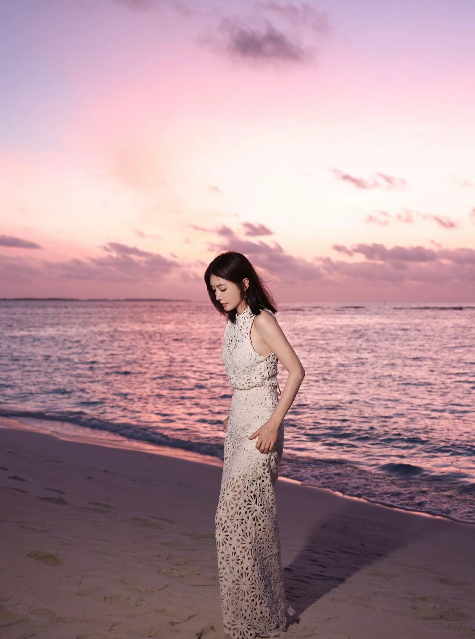 秦岚海边镂空裙：女人味扑面而来，美得松弛又大气