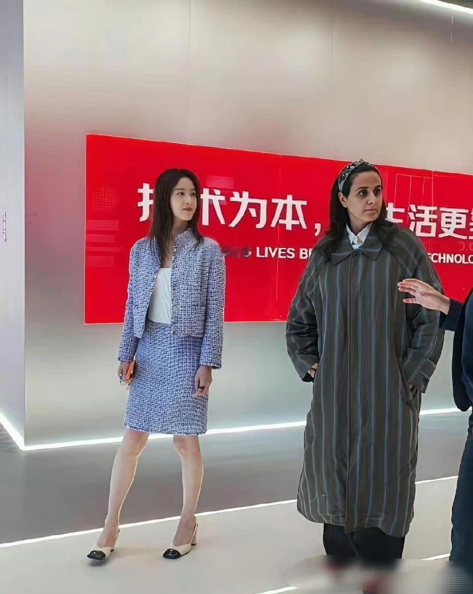 章泽天人脉超厉害，陪卡塔尔公主逛京东 ​​​