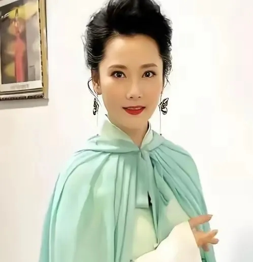 1983年，20岁的何赛飞去老师家吃饺子，看到相片中老师的4个儿子，突然感觉会嫁给其中的一个人，想想很好笑，谁知，这件事真的发生了。

主要信源：（中国新闻网——何赛飞:丈夫和孩子就是我的精神支柱）

1988年除夕夜，别人家都在吃年夜饭。

何赛飞一个人坐在屋里，墙上挂着一条横幅，写着欢迎杨楠。