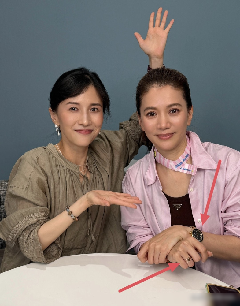 袁咏仪素颜上papi酱节目，手腕上那块表够买辆车，戒指晃得人眼晕。全身行头扒下来，五十万打不住，连指甲油都被扒出四位数的价。
papi酱坐旁边，精心化了妆，首饰加起来可能还没袁咏仪一颗耳钉贵。
结果这姐张口就怼：别拿蔡少芬普通话跟我比，那是侮辱。还说听蔡少芬讲普通话烧心。
穿最贵的衣服，说最噎