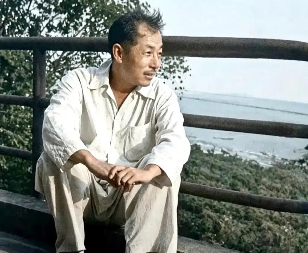 看守张学良的特务只有一个加强连，为何在大陆十年里无人来营救？
 
1937年冬天，东北军旧部营长李长河在河南驻地听到一句话：少帅被押在西南山里，看管他的不过一个加强连。他当场把营部地图摊开，手指沿铁路往西划。
 
他先去找老团长。老团长没看地图，只问：“你手里能带走多少人？”李长河说，拼一拼能拉出一