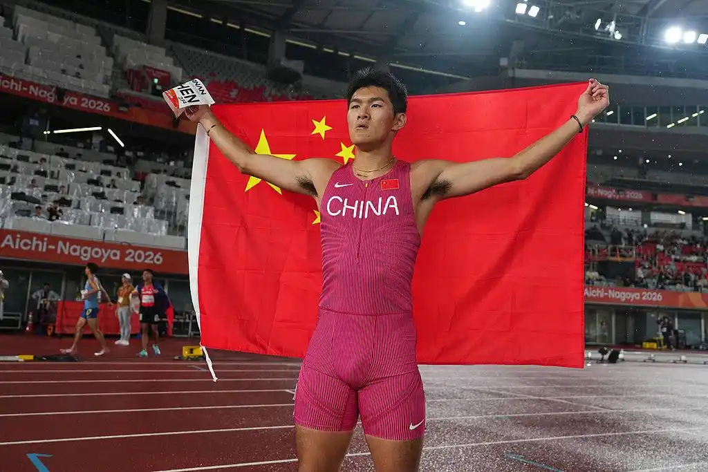 传承的力量——陈圆将男子110米栏夺冠发出怒吼
第一个冲过终点线后，陈圆将冲着麦克风用英语面向全场大喊：“Who is the first? China! （谁是第一？中国！）”
赛后采访时，陈圆将道出缘由：“昨天我在看电视的时候，看日本当地体育台的直播，他们把村竹拉希德的头像和金牌挂在了一起。当时