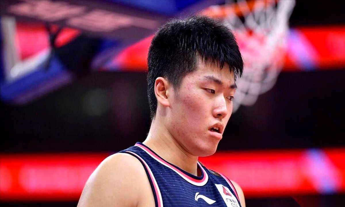 胡明轩、焦泊乔和崔永熙即将归队，广东男篮主帅亚科夫列维奇直接定下季前赛全主力出战的基调。
之前的热身赛还一门心思让年轻球员去锻炼，现在一想到新赛季只能靠主力打，时间瞬间就变得宝贵起来。
球队12人参赛名单里预留给大外援的位置至今还是空缺状态。
据广东媒体人透出的风声，既然教练说了主力优先，这套阵容的