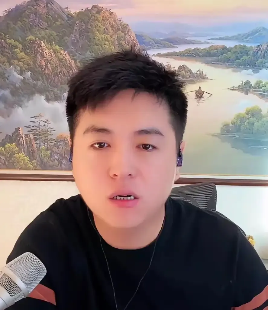 伦巴说，“今天上午大姨在直播间大发雷霆，真担心她的血压是否正常，中老年人的性子一惊一乍，很容易出事。”

上午，一位粉丝好声好气劝大姨退网。

这句话听着挺重，可未必就能当成真正的危险信号，更不能拿来起哄。直播间里一句“别播了”，碰到的可能不只是一个账号，还有一个人六年养成的生活节奏，有人陪着说话，