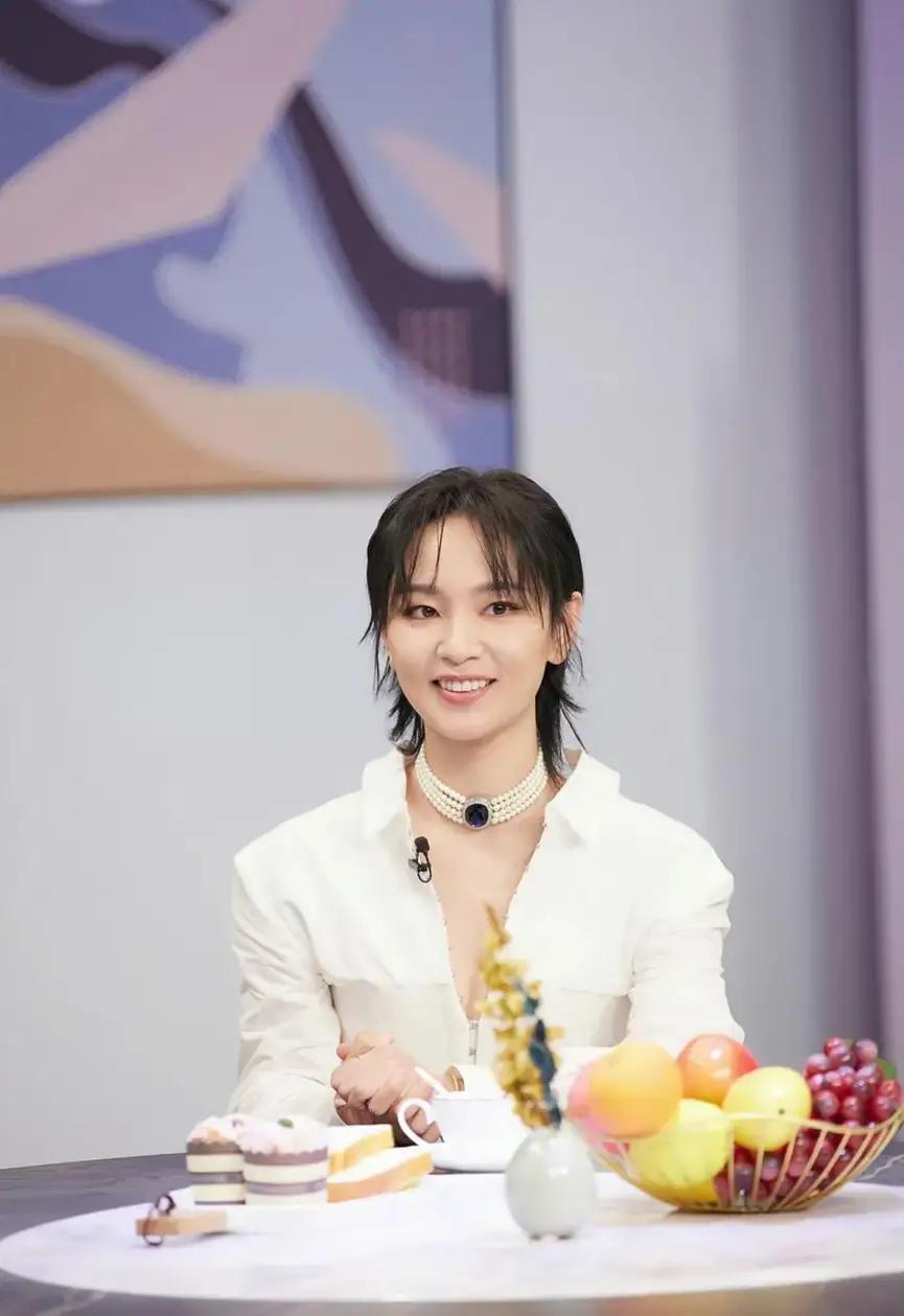 一次，记者问周笔畅:“你有洁癖吗？”周笔畅说:“我不洁癖，不过出门必须戴上一次性手套，不戴手套绝不触碰公共用品。”
 
周笔畅，一个人住在北京两百平的家里，已经十五年。每天八点起床、九点吃早饭，客厅和厨房总是干干净净，衣帽间里透明柜门后衣物一排排码放整齐，连快递纸箱都只能停在门外拆好才能进屋。别人看