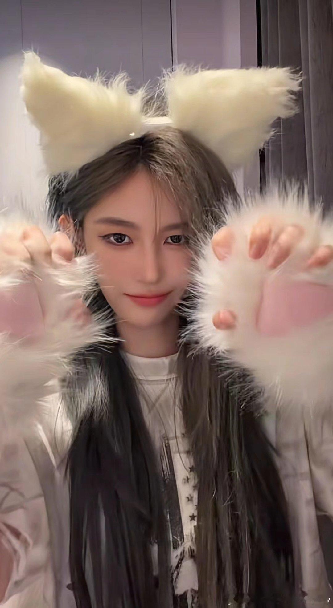 #王奕[超话]# 啊啊啊啊啊！王奕猫爪好可爱​
