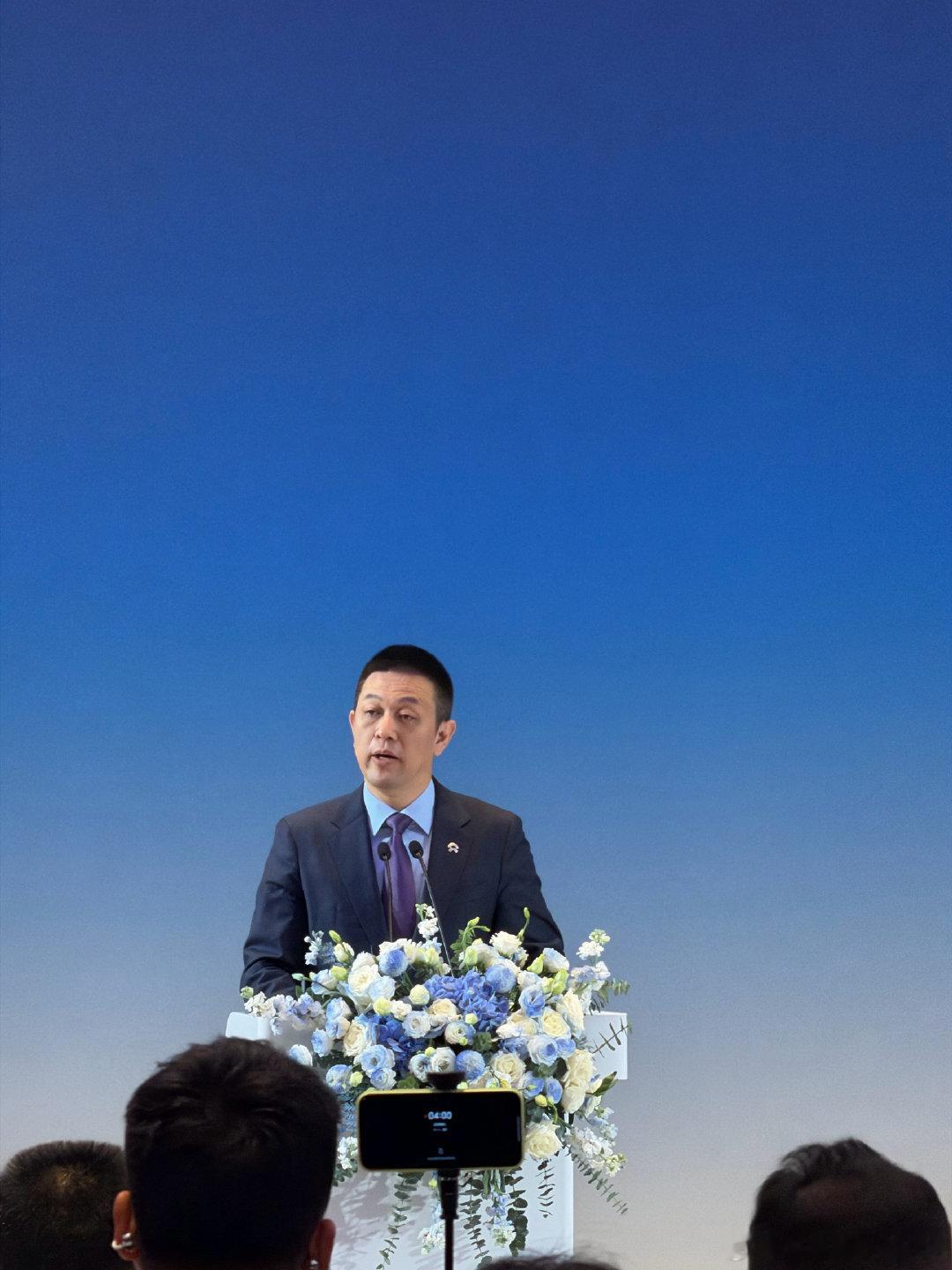 蔚来和吉利充换电战略合作发布会刚刚结束，几个关键点：

1、蔚来和吉利将共用换电标准和换电体系，吉利将推出面向C端的换电车型，吉利换电车型可以用蔚来的换电网络。

2、入资换股后，换电领域，吉利控股将持有蔚来能源30％的股权；充电领域，蔚来公司将持有浩瀚能源10％的股权。

从这次回来合作来看，蔚来换电体系终于是迎来了第一个接入换电体系的新玩家，而且是吉利集团这样的年销量超400万辆的真正主流玩家，这无疑能够打消很多对于换电体系是否能够持续、能否成为主流的质疑声音。

#吉利控股6.4亿入股蔚来能源#
 #蔚来吉利充换电合作##蔚来吉利宣布共建充换电网络#