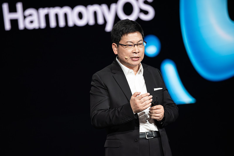 余承东公开回应华为、赛力斯关于问界合作模式调整，并非华为主动退出，而是赛力斯经过几年合作实力提升后，主动提出想要自主主导问界业务，华为予以同意。
 
此前外界曾猜测，是华为主动退出，方便问界出海。赛力斯接手主导后，可以省去利润分成，获得更多收益，但后续发展存在不少不确定性。
 
不少购车用户是冲着华