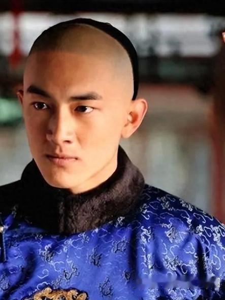 百年清史最大骗局！康熙至死不召十四子回京，根本不是传位给他

 史评人：杨子

几百年来所有人都被误导了！大家一直以为：康熙晚年最宠爱战功赫赫的十四阿哥胤禵，早已内定他为储君。
 
之所以临终不召他回京，是突发疾病来不及，才便宜了低调的雍正，让他捡漏篡位。
 
可翻开真实清宫细节才恍然大悟：这根本不