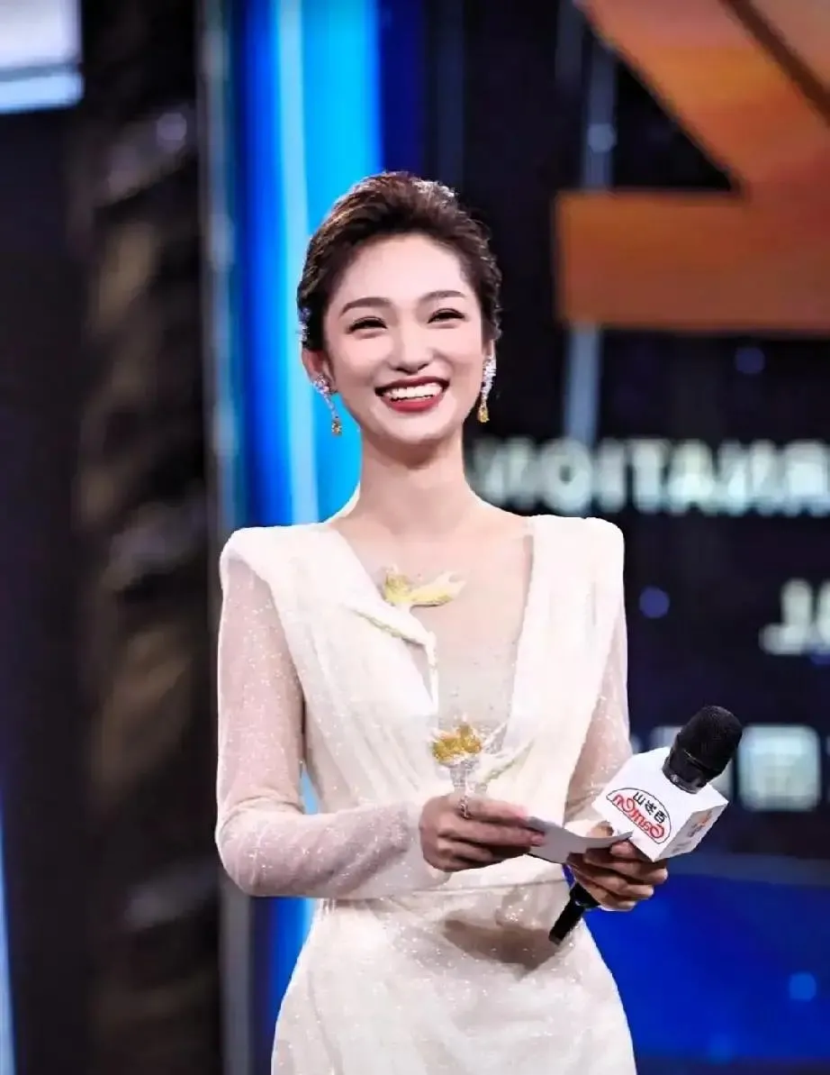 美女主持人蓝羽，此次在大湾区主持节目表现极为精彩。她年仅32岁，台风沉稳，气质出众，身材纤细，举止优雅，谈吐不俗，既知性又有才华。主持全程精彩，着实令人钦佩，也收获了观众的一致好评。她尚年轻，未来充满无限可能。不知友友们是否喜欢蓝羽呢？不少观众在社交平台留言，夸赞她的控场能力和对节目节奏的精准把握，