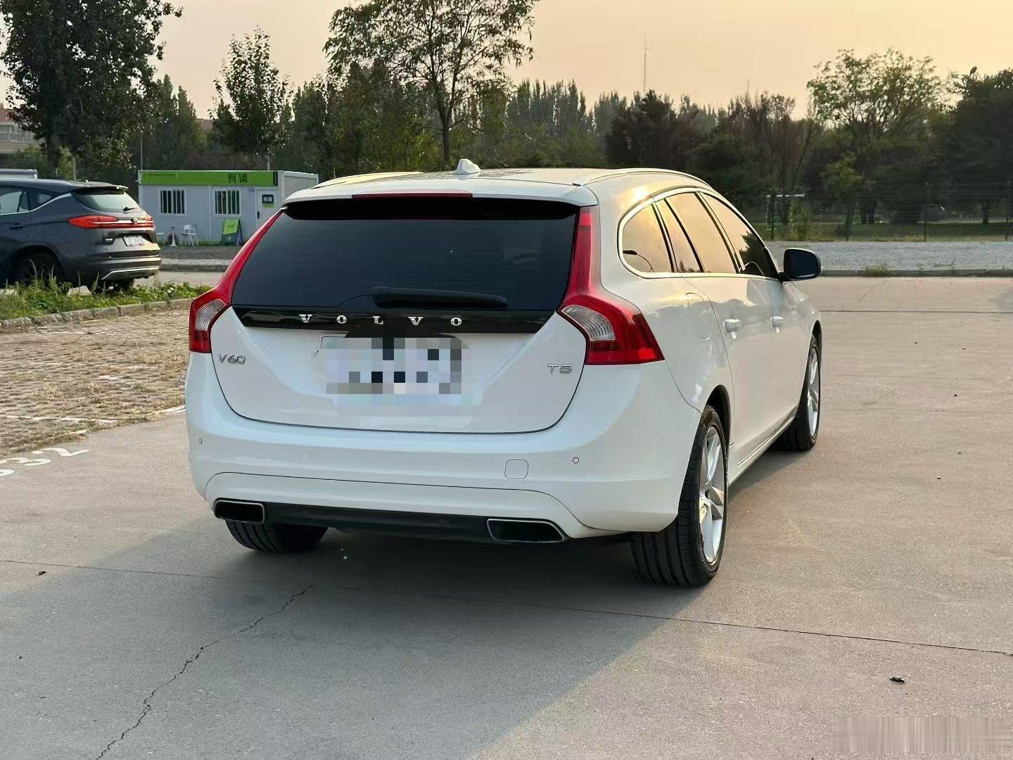 《车型》2014款 进口沃尔沃 V60 T5 智雅版
《官价》34.79万 
《上牌》2013年11月
《排量》2.0T L5
《里程》3.4万公里
《配置》6挡，定速巡航，电动天窗，座椅加热，自动空调等等奢华配置 
价格3万多 ​