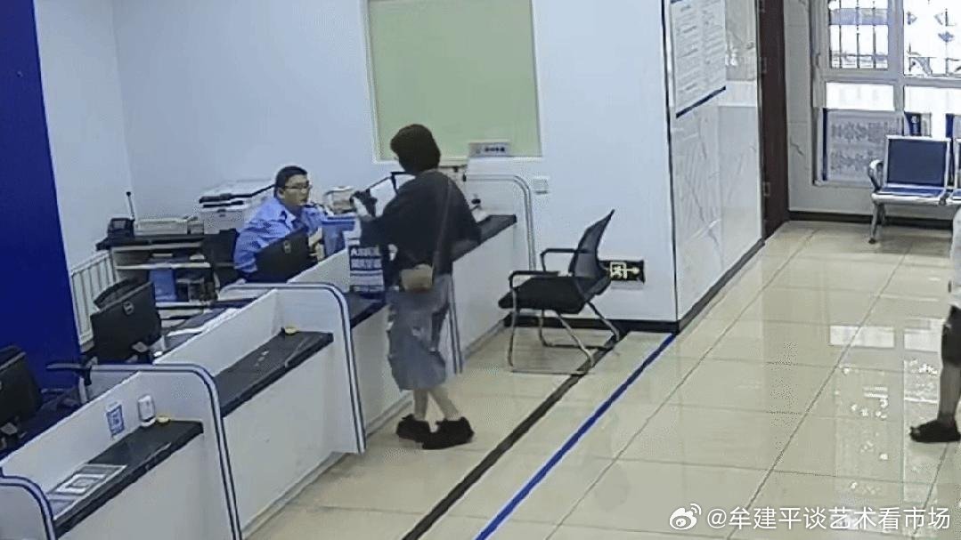 《“我妈家暴我！”11岁男孩到派出所报警，结局笑翻全网》“我妈‘家暴’我！”近日，辽宁省大连市公安局。一进门便径直“吵”到民警面前。刚刚还执意“报警”的11岁男孩。派出所案件中队副中队长孙鑫阳 ​