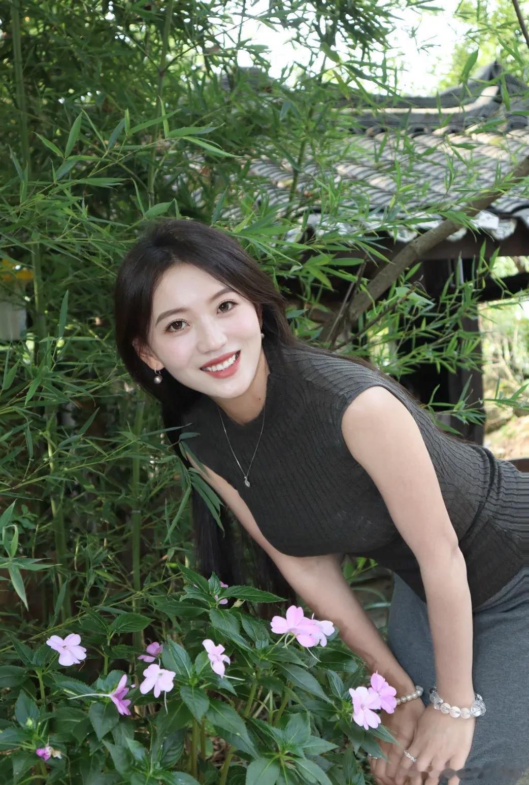 《小院氛围感写真太治愈啦✨深灰无袖针织上衣搭配同色系包臀半裙，简约修身，手提老花托特包，置身开满鲜花的》图说娱乐圈事儿在百度发表了新动态 ​